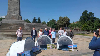 Импровизиран палатков лагер пред Паметника на съветската армия разпънаха от