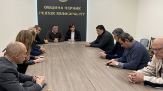 Нинова се среща с Иван Гешев заради кризата в Перник