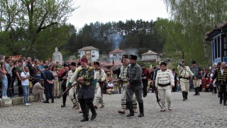 Възстановката в Клисура на боевете от Априлското въстание - на косъм от провал
