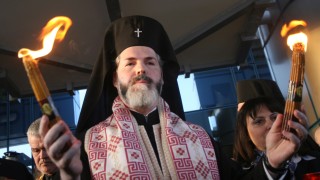 Благодатният огън пристигна на родна земя предаде 24 Часа Донесе го