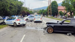 Двама полицаи пострадаха след катастрофа в София