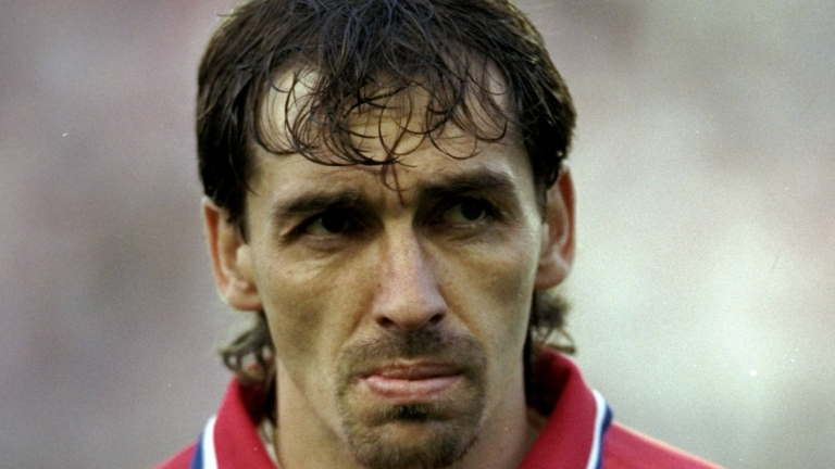 Кой е футболистът на снимката?