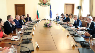 Мерките в борбата с демографската криза вече започват да дават