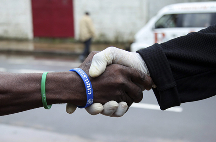 Протестиращи плячкосаха център за изолация на заразени с ебола