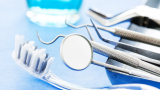 Задържаха зъболекар в Перник за измами с импланти