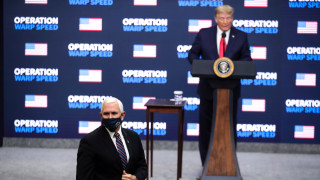 Вицепрезидентът на САЩ Майк Пенс получи ваксина срещу коронавируса на живо