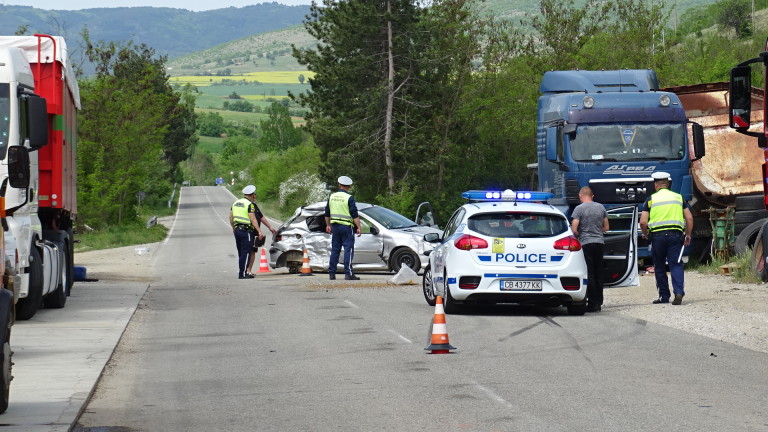 Пешеходка е блъсната от два автомобила последователно в Стара Загора