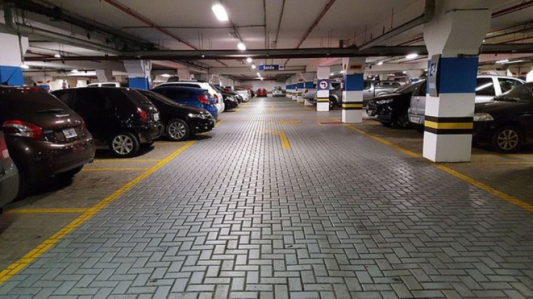 Стотици хора останаха блокирани в паркинга на столичен мол 