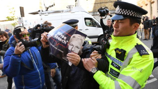 Бащата на Асандж свърза ареста на сина си със заема на МВФ към Еквадор