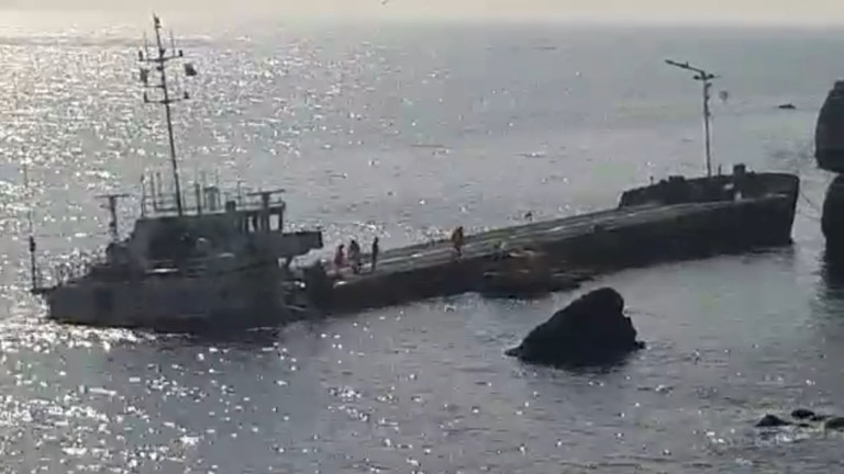 Вятър спря разтоварването на Vera Su преди да е започнало