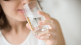 Осем чаши вода, физическата интензивност, възрастта и какъв брой вода дневно би трябвало да пием в действителност 