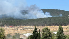 Пожар гори край Казанлък в близост до складове на завод Арсенал
