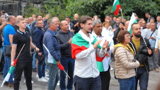 Поддръжниците на почетния председател на ДПС Ахмед Доган продължават третия