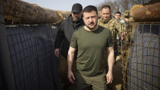 Украинският президент Володимир Зеленски посети войските в източната фронтова Донецка