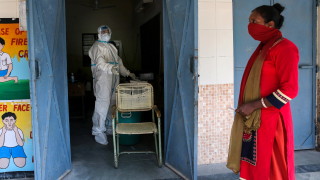 Прогнозират повече от половин милиард индийци с коронавирус до февруари 2021 г.