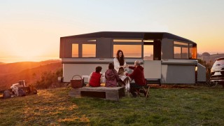 Докато поръчалите си вече Cybertruck явно ще трябва да почакат