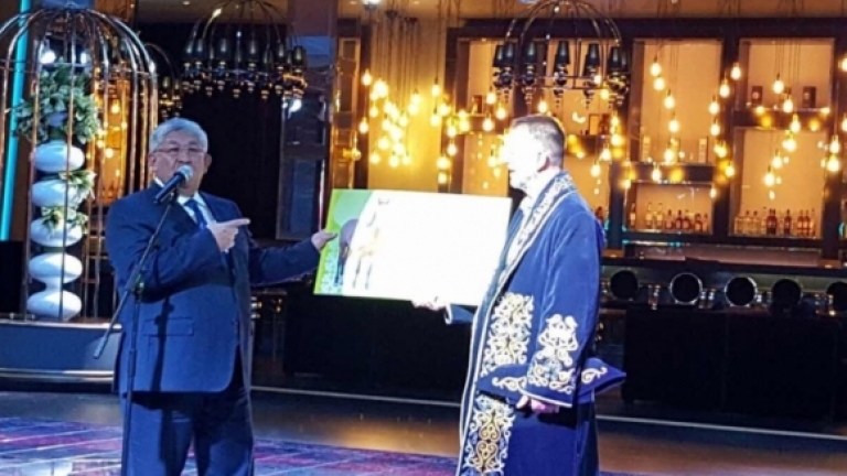 Стойчо Младенов в синя казахстанска носия и горд собственик на млад жребец 