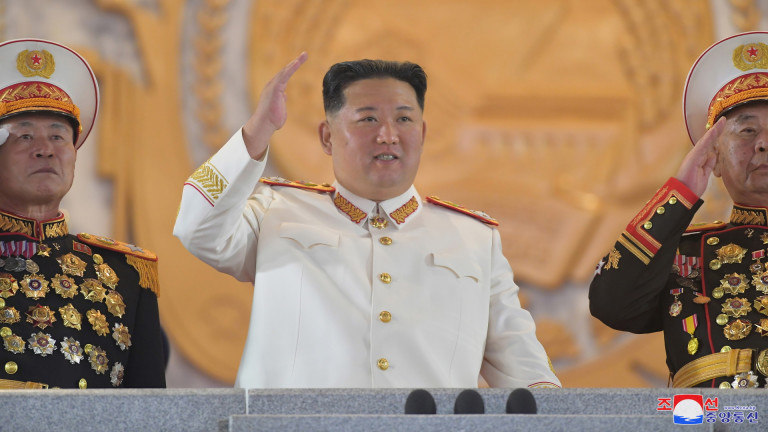 С нов закон Северна Корея разширява правомощията си за ядрените оръжия