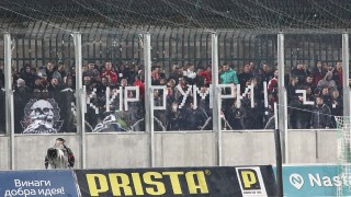 Петричев бесен на "червените" фенове, изпочупили сектора за гости в Разград