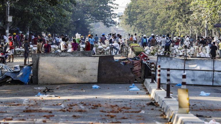 Военната хунта в Мианмар окупира болниците и университетите