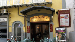 Пожар изпепели вътрешността на историческия дървен театър Санназаро в престижния квартал