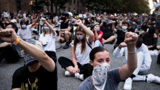 Протестите в САЩ остават масови, но по-мирни, задържани са 10 000 души