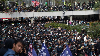 Полицията изстреля сълзотворен газ за да разпръсне хиляди антиправителствени протестиращи