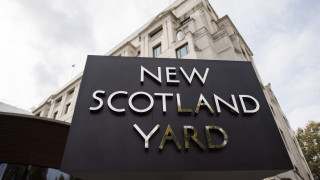 Британската полиция обвини двама мъже за които се твърди че
