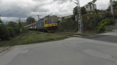 Влак помете трактор на жп прелез в Разградско