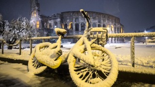 Снежна буря в Рим наруши транспорта затвори училища забави полети
