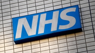 Великобритания регистрира 54 095 новозаразени и 75 починали след усложнения