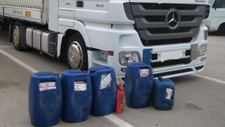 Митничари откриха близо 35 000 къса контрабандни цигари в пластмасови туби