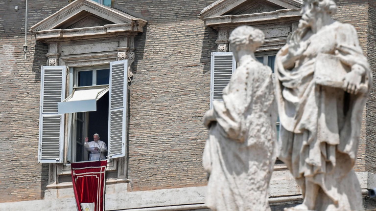 Папата зове за "хуманитарни коридори" за спасяване на мигранти
