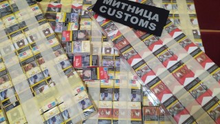 Митничари задържаха общо 10 800 къса нелегални цигари скрити между