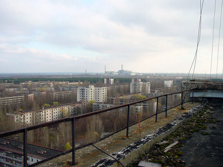 Поглед от АЕЦ-а към изоставения град Припят