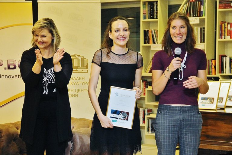 Николета Попкостадинова (в средата) получава награда от Новатори в образованието