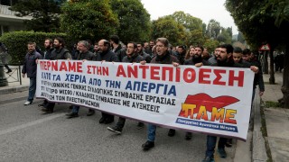 Протестиращи срещу строгите икономии в Гърция са пристигнали пред входа
