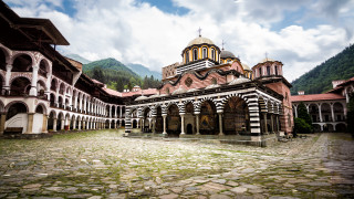 Към най големият манастир в България който е притегателен център за