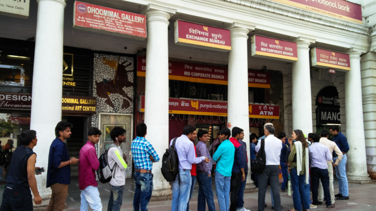 Индия закрива банкомати, въпреки че жителите ги използват все повече