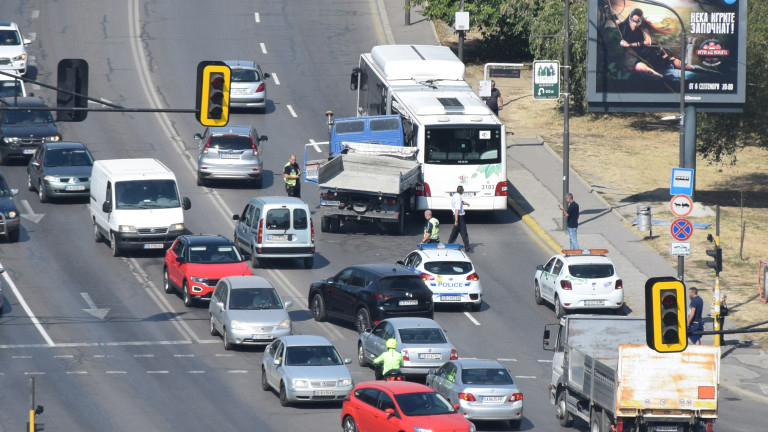 Верижна катастрофа между тролей и 6 автомобила образува задръстване на бул. "Сливница"