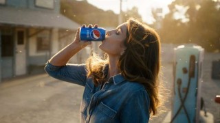 26 години по късно Синди Крауфорд отново е лице на Pepsi Супермоделът