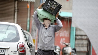 Строгите мерки срещу COVID-19 в Индия водят до човешки трагедии