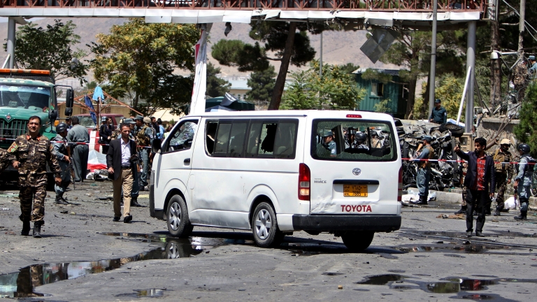Самоубийствена атака близо до летището в Кабул, най-малко един убит и 13 ранени