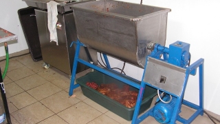 Нелегален цех за алкохол и месо разбиха в Разград