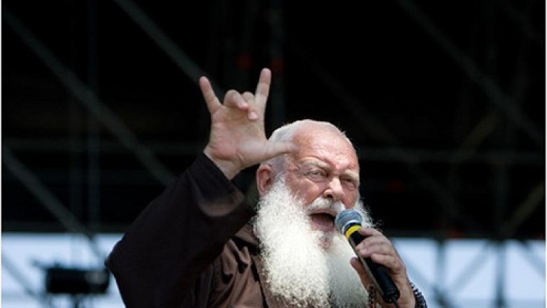 Дети играют в священников. Священник рокер. Священнослужитель играл на музыкальном инструменте. Человек играющий на дудке. Группа batushka.