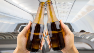 Защо някои авиокомпании спряха да предлагат алкохол на борда
