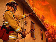 Пожар бушува на три места край Бургас 