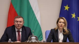 Въпреки хвърлената оставка и очакваното нейно гласуване депутатите се скараха