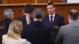 4 часа дебати спасиха поста на Мирослав Иванов, но не и парламентарния дух