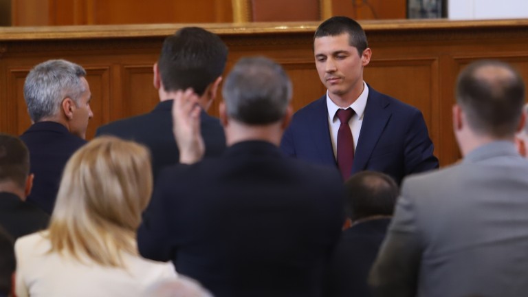 4 часа дебати спасиха поста на Мирослав Иванов, но не и парламентарния дух